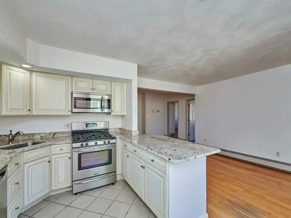 75 Summer St APT 3, Salem, MA 01970