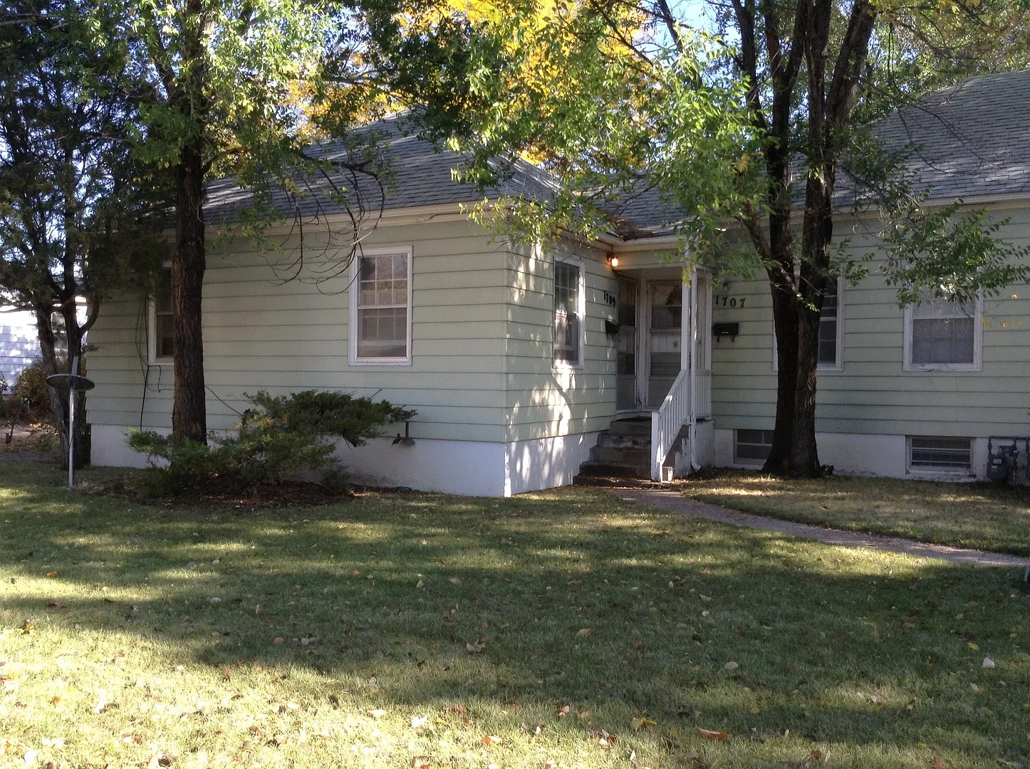 Nicely Updated 2 Bedroom, 1 Bathroom Apartment — Photo 1