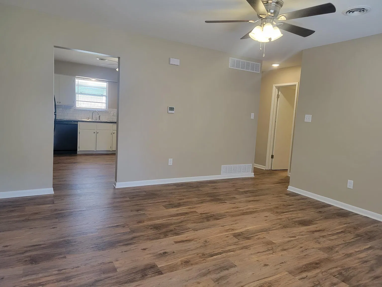 405 S Mary Etta St — Photo 2