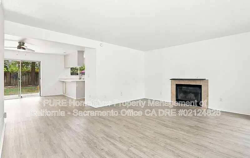 3 bed, 2.5 bath, 1498 sqft, $3,195 — Photo 2