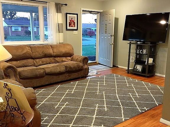5th image of 914 Carolyn Dr