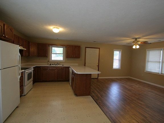3rd image of 621 E Schuler Ave