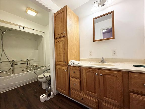 4th image of 36 11 1/2 Avenue