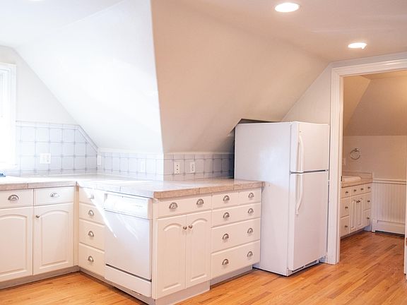 5th image of 1070 N Marion St APT 6
