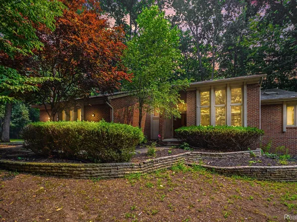 6329 Mission Dr, West Bloomfield, MI 48324