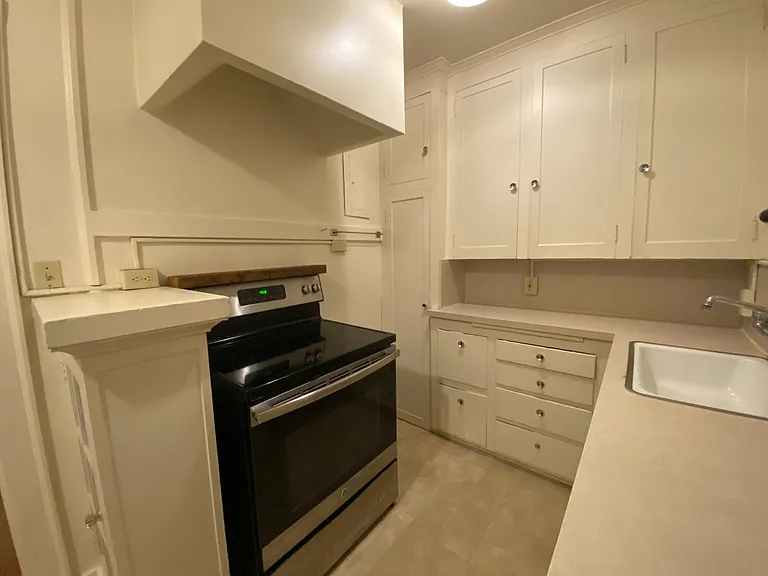 Broadway Crest Apartments — Photo 19