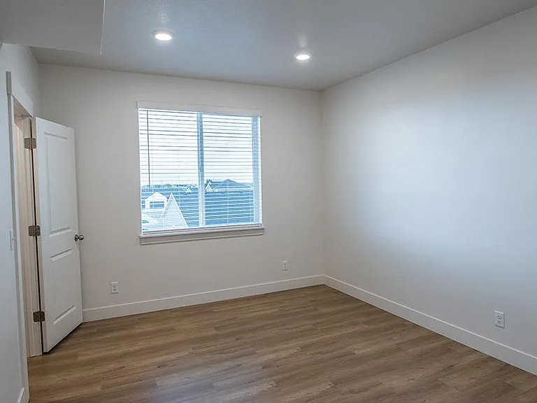 TRAIL HOLLOW APARTMENTS — Photo 33
