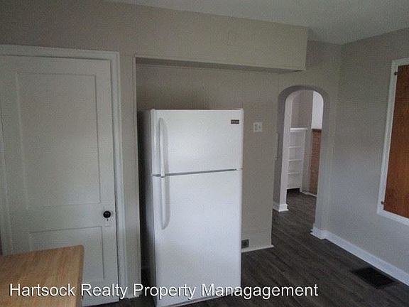 4th image of 636 W Grand Ave