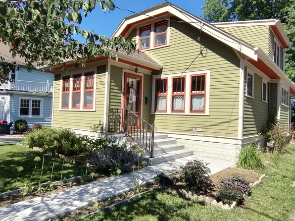 W57N512 Hilbert Ave, Cedarburg, WI 53012