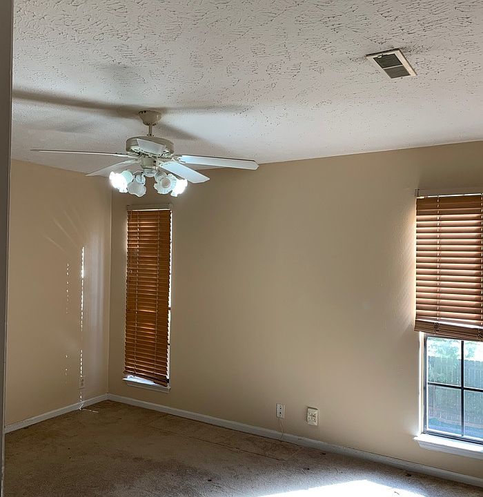 2nd image of 406 Oakhaven Dr