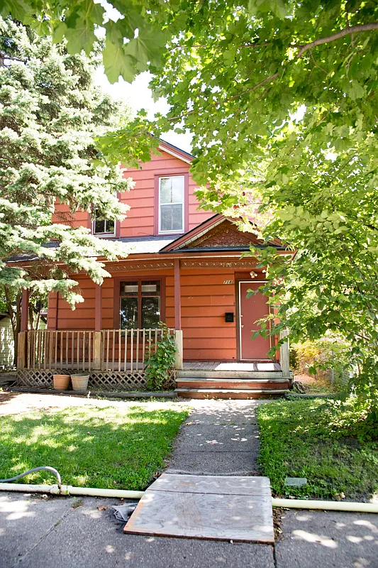 4 bed, $2,400 — Photo 2