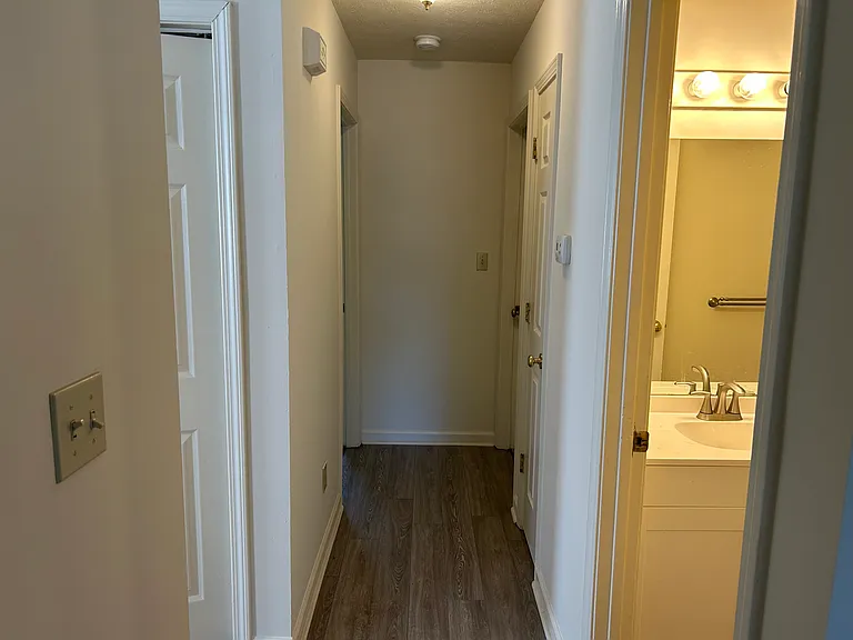 319 Anthony Dr — Photo 2