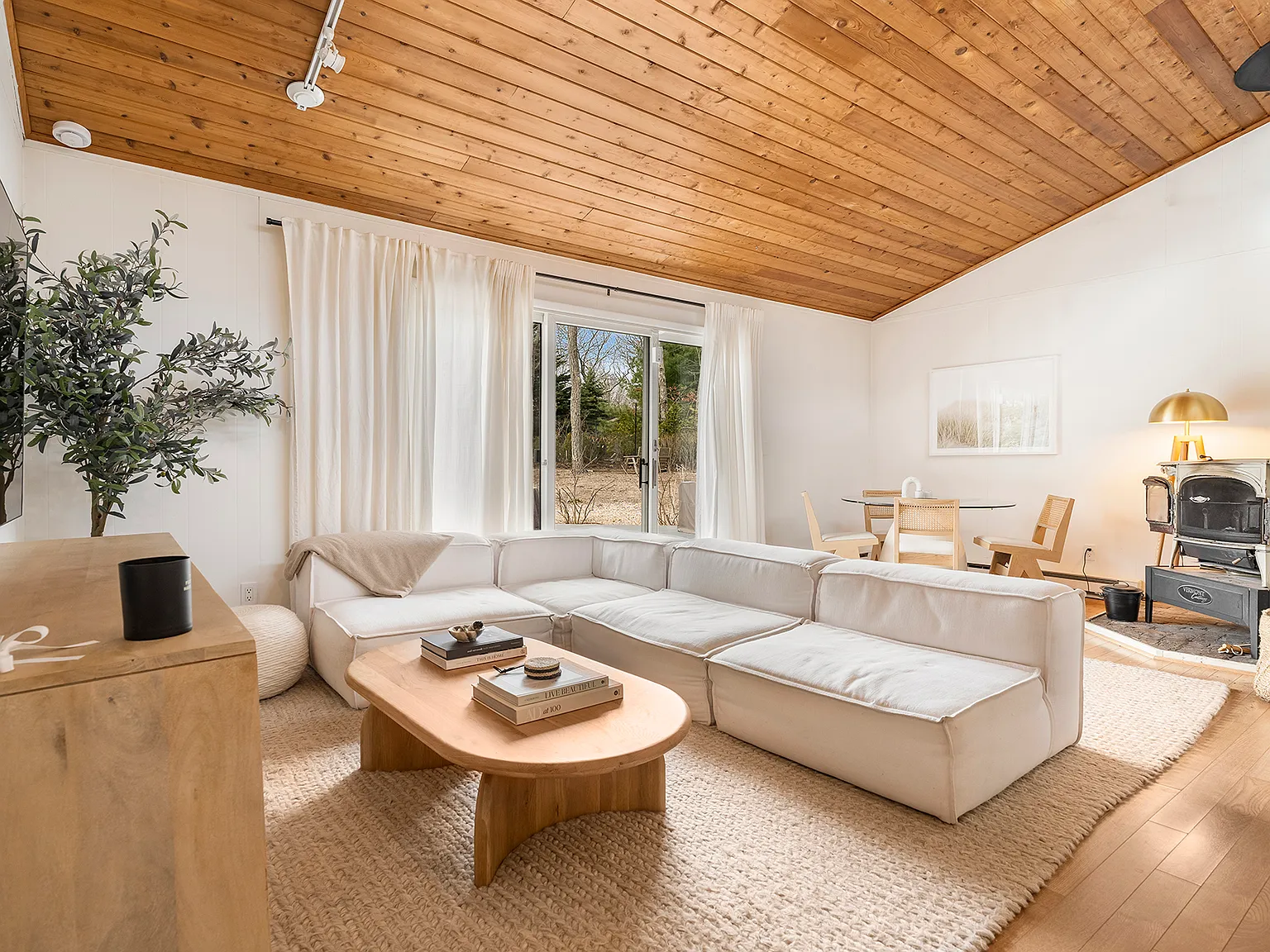 Southampton North - Ideal Getaway Cottage with Pool — Photo 2