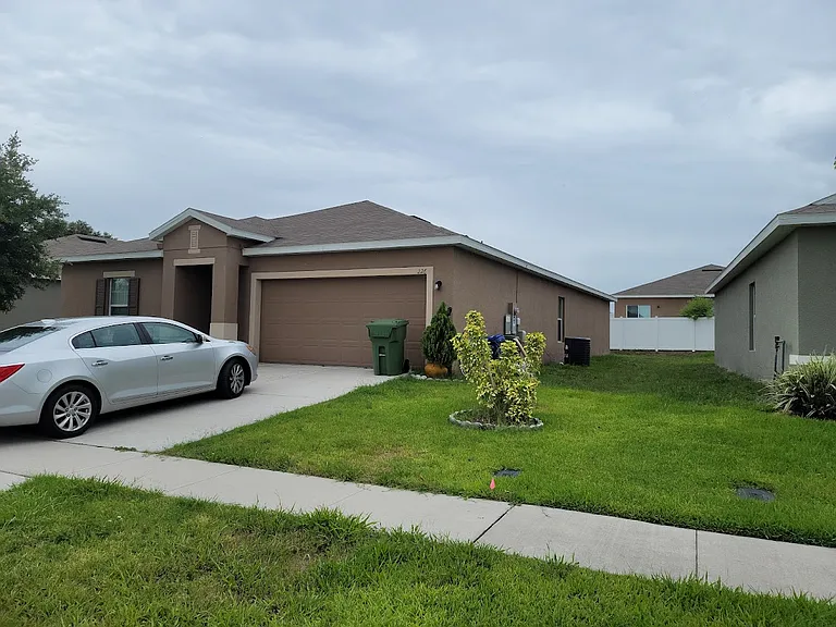 226 Oleander St — Photo 2
