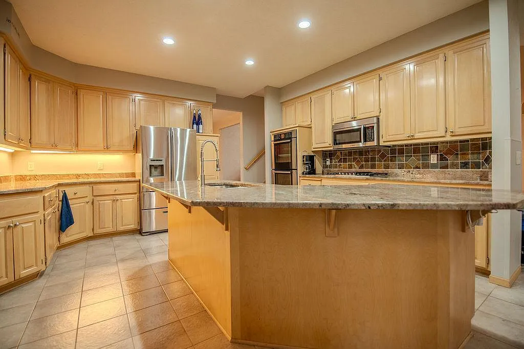 5 bed, 3.5 bath, 5858 sqft, $3,900 — Photo 4