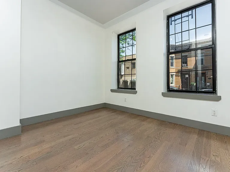 1649 Summerfield St #3R — Photo 5