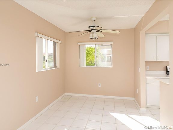 4th image of 800 SW 142nd Ave APT 301N