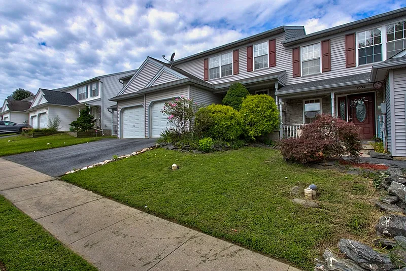 3 bed, 2.5 bath, 1426 sqft, $1,895 — Photo 1