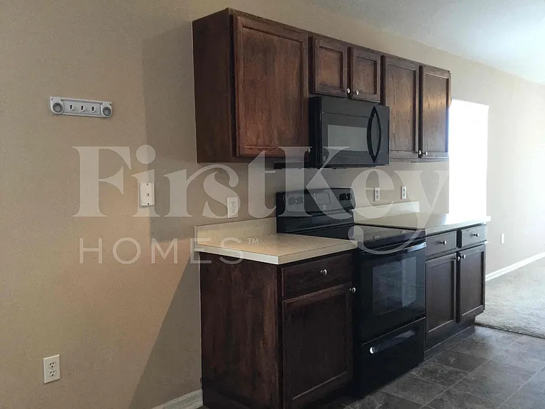425 Hammerstone Ave — Photo 10