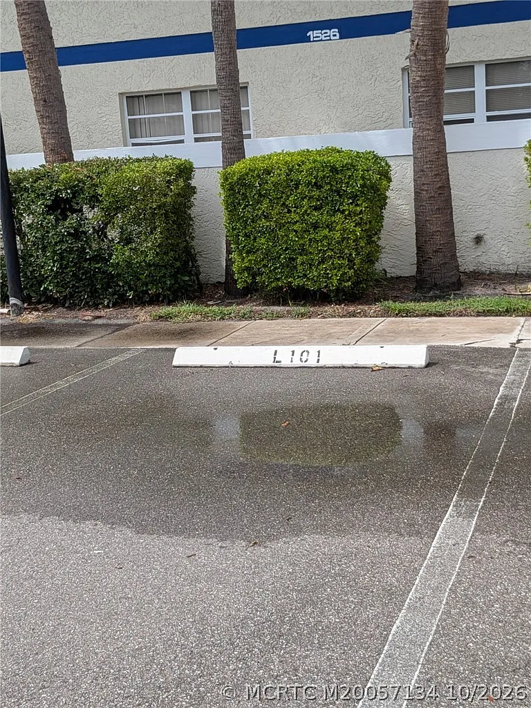 2 bed, 2.0 bath, 886 sqft, $1,980 — Photo 3