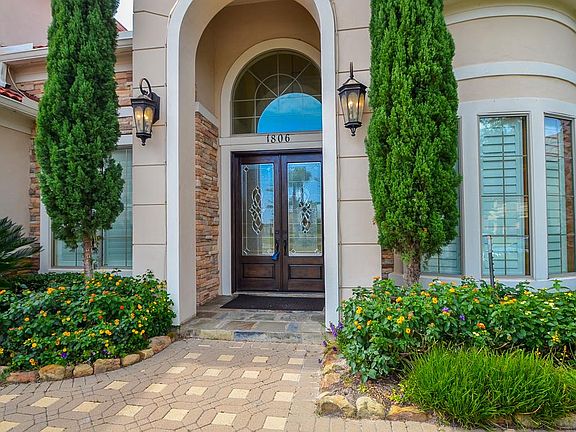 2nd image of 1806 Lake Meadows Ct