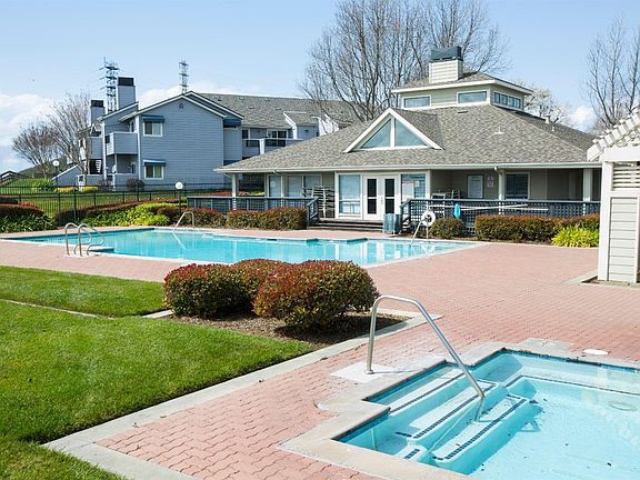 4th image of 1201 Glen Cove Parkway #214