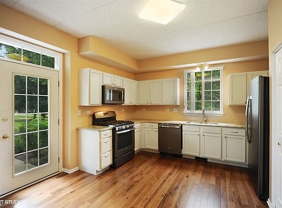 4th image of 563 E Harvey Lake Dr