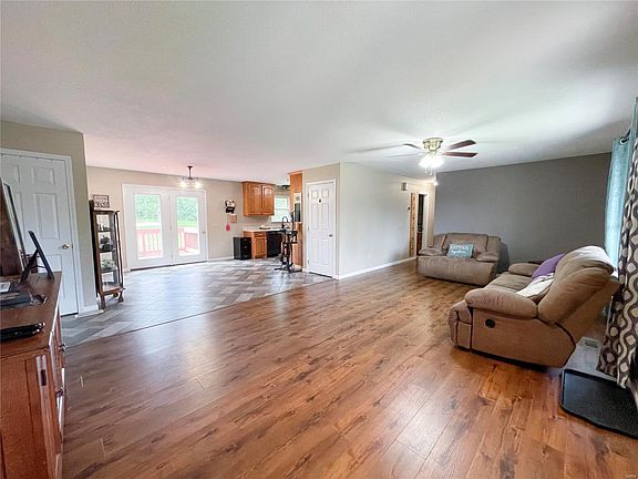 4th image of 820 Hillcrest Dr