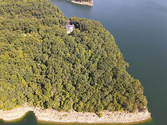 4th image of 40 Village Point Ln