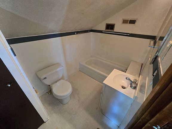 3rd image of 2833 Chambers St #2
