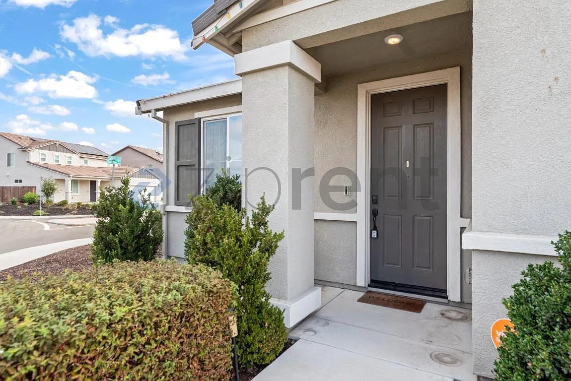 5 bed, 3.5 bath, 3200 sqft, $3,800 — Photo 3