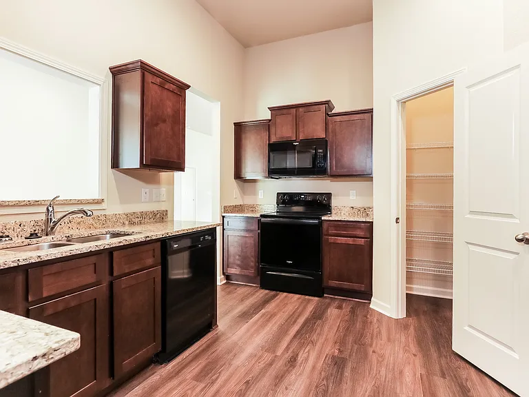 325 Clover Cir — Photo 6