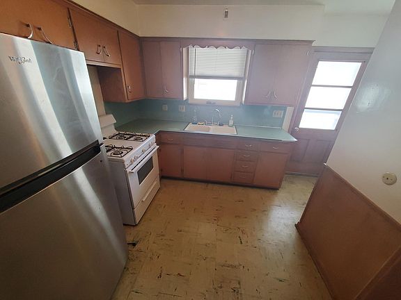 4th image of 695 Fairlawn Dr