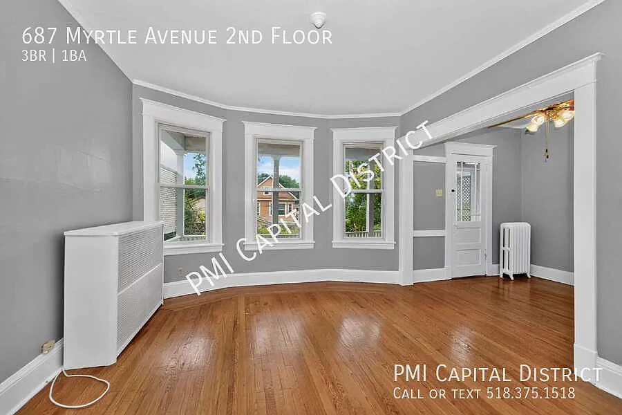 Spacious 3 Bedroom Second-Floor Apartment with Private Deck Near Albany Med — Photo 4