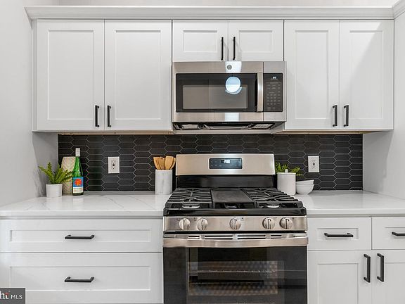 3rd image of 5325 Maple Ave