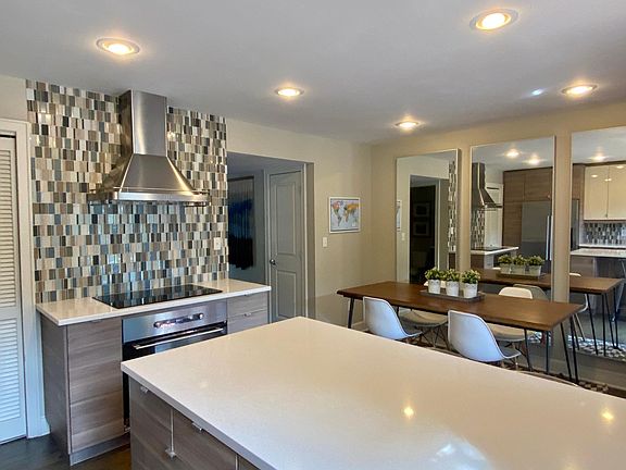 2nd image of 431 W 10th St #431