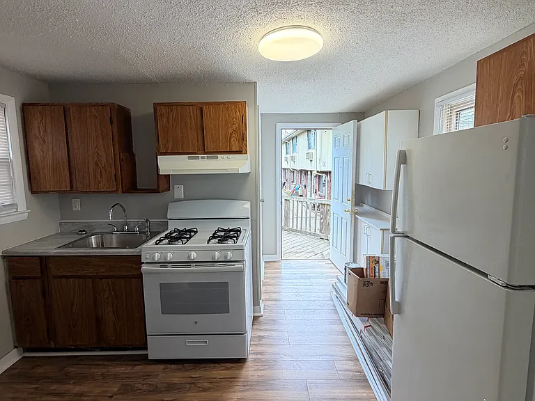 466 Main St — Photo 3