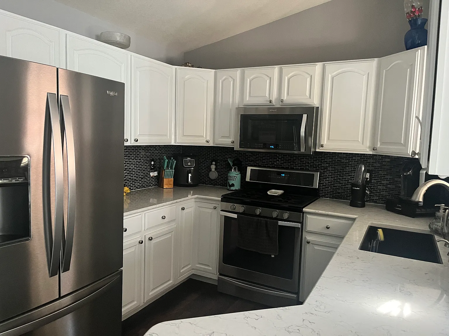 6 bed, 3206 sqft, $1,200 — Photo 1