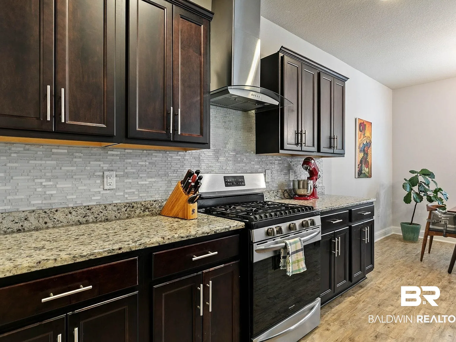 4 bed, 2.0 bath, 2332 sqft, $2,600 — Photo 4