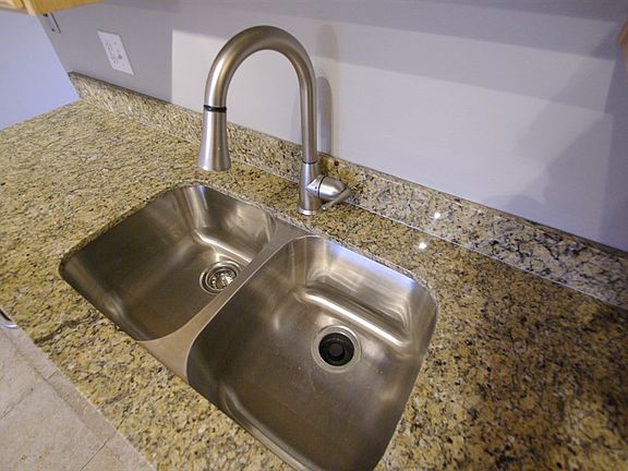 3rd image of 4022 S Vernon Cir APT A