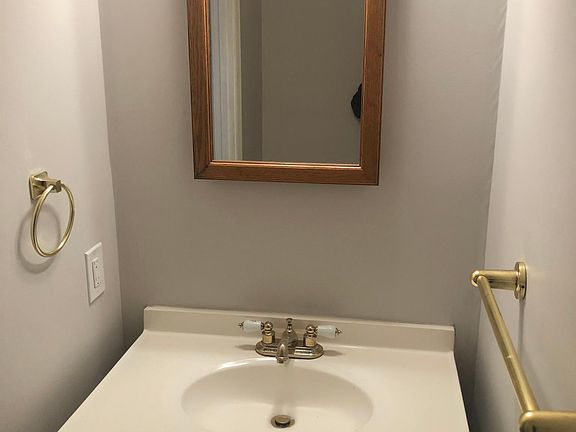 4th image of 131 Caernarvon Ct