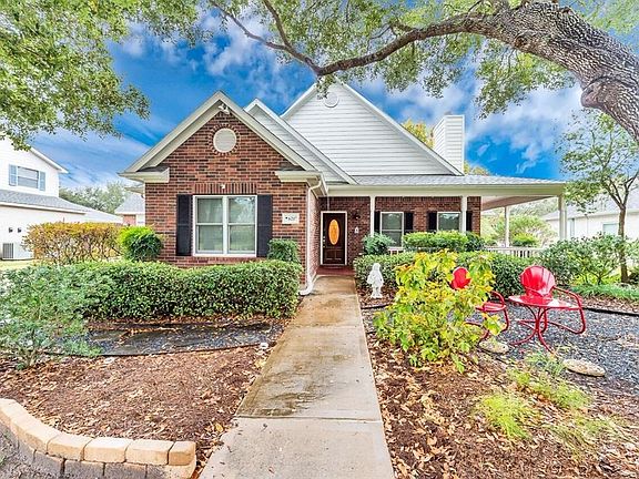 Beautiful curb appeal! The yard has a sprinkler system.