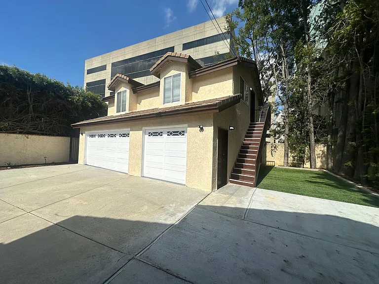 16027 Dickens St — Photo 4