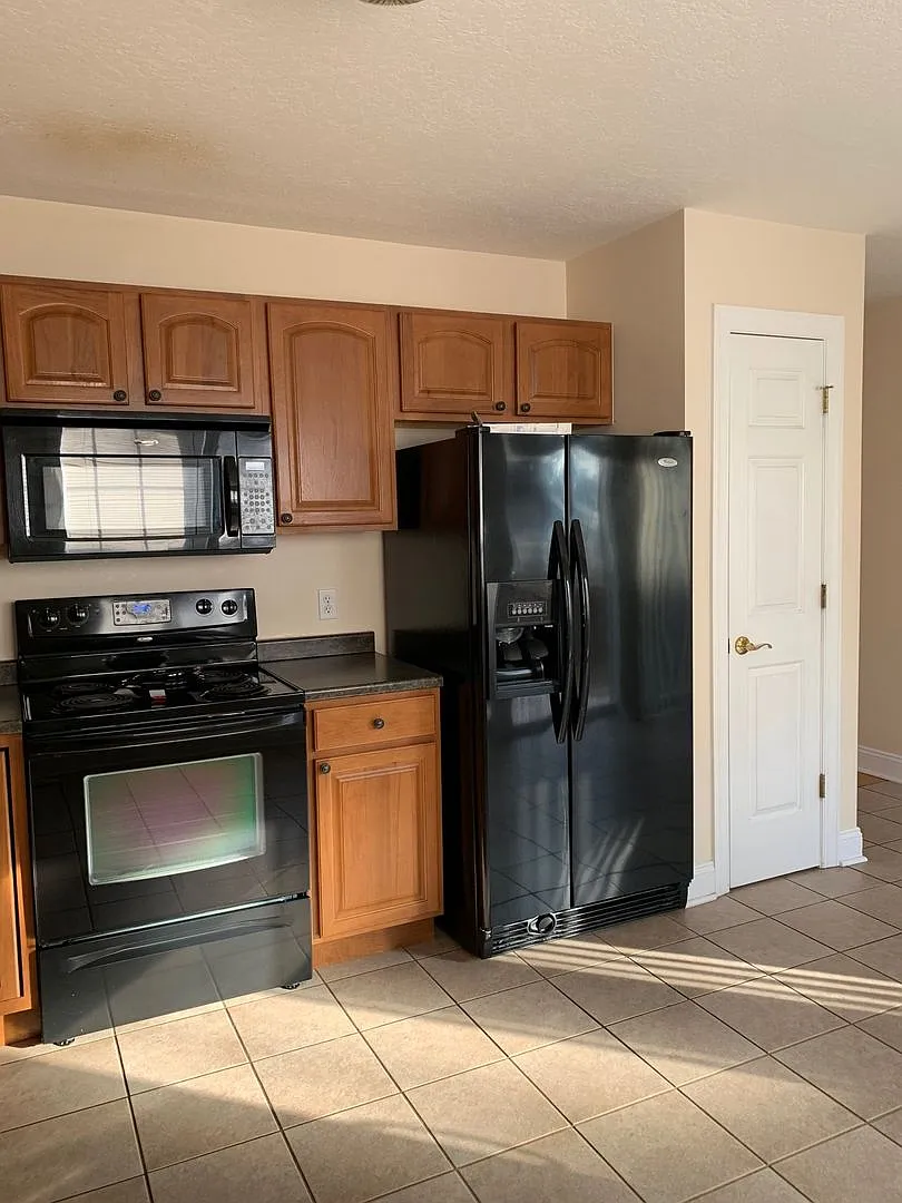 3 Bedroom 2 Bath Townhouse with 2 Car Garage — Photo 1