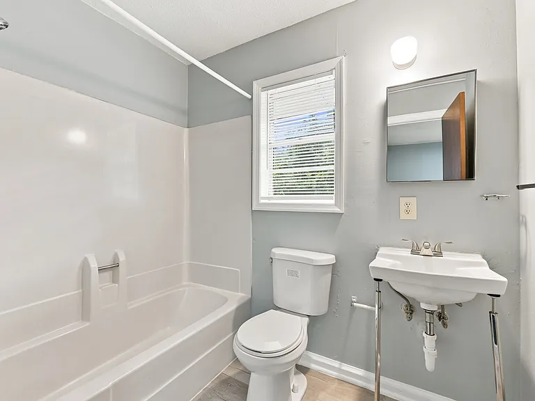 Little Creek Apartments — Photo 2