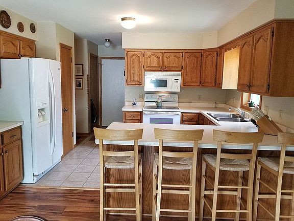 2nd image of 870 Oakwood Ln