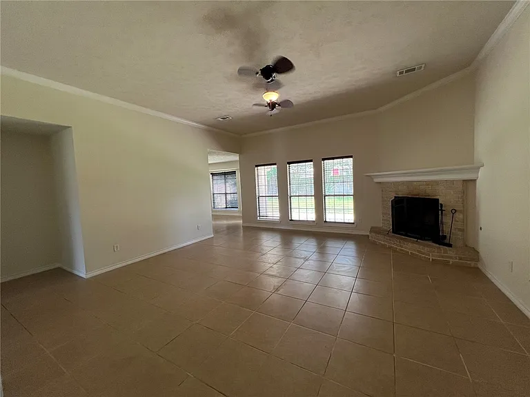 1206 Mullins Ct — Photo 4