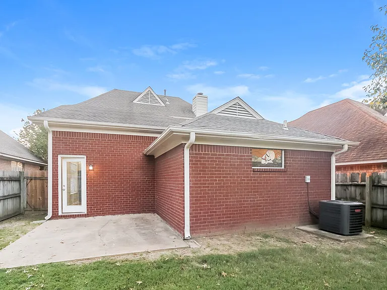 7621 Davis Pkwy — Photo 16