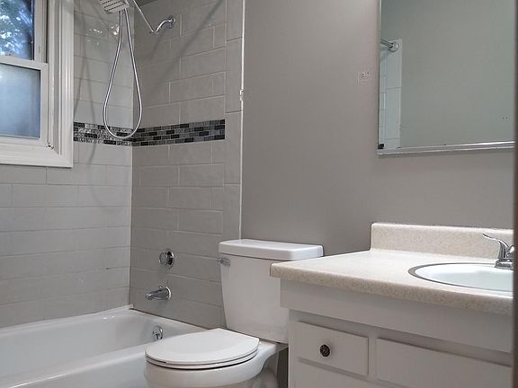 4th image of 740 S Parkway Dr #1