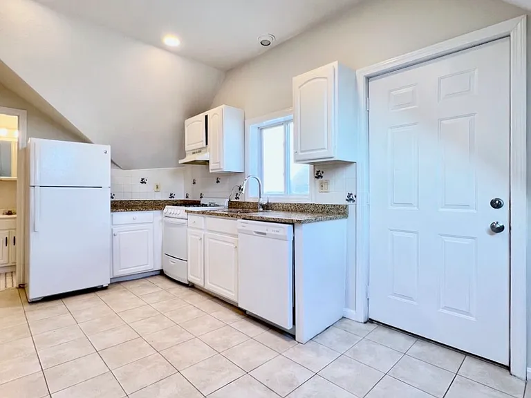 131 Pearl St #3R — Photo 10